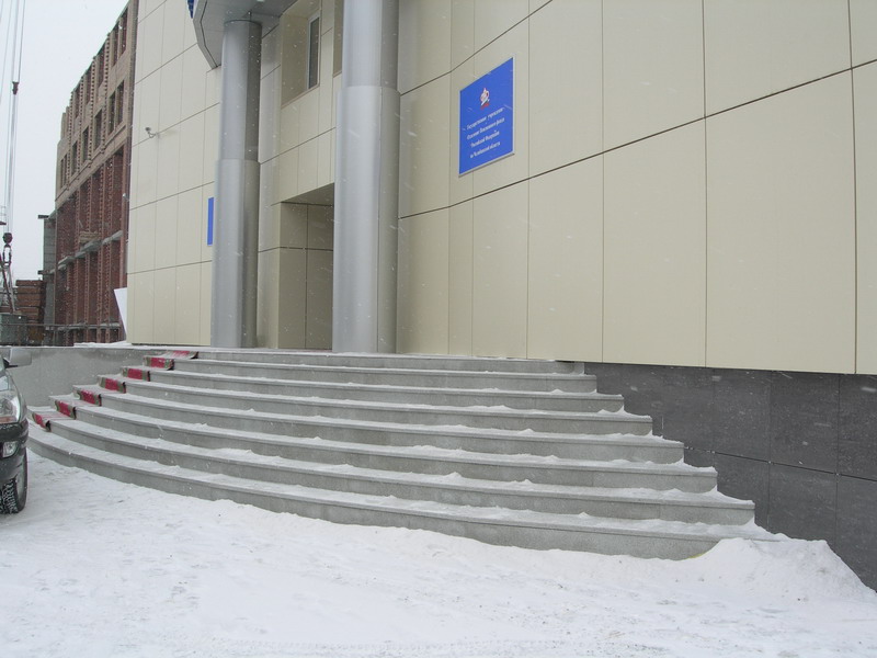 Входная группа с радиусными ступенями из гранита