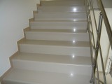 полированные ступени из камня