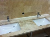 Пристенный фартук столешницы из мрамора
