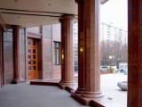 Монументальные гранитные колонны выдержат любую нагрузку