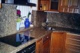 Камень в интерьере кухни