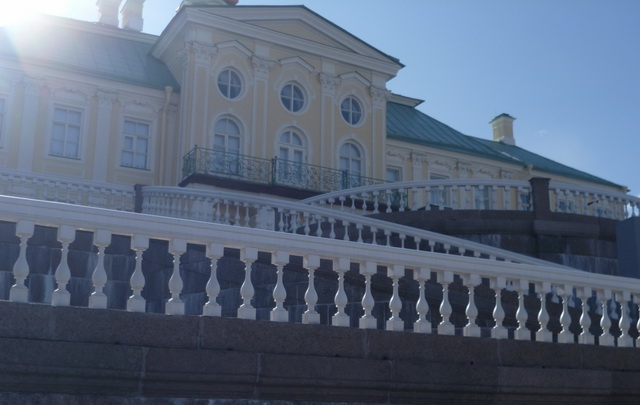 Великолепная каменная балюстрада уже несколько столетий украшает дворец князя Меншикова в Санкт-Петербурге